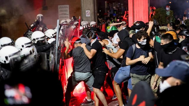 Represija policije ispred Filozofskog fakulteta u Novom Sadu 27. 08. 2025.