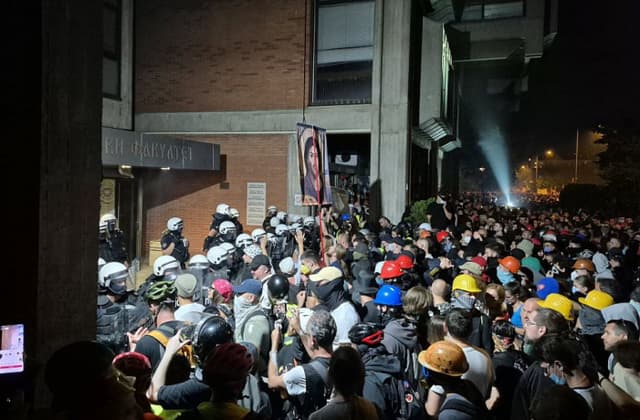 Represija policije ispred Filozofskog fakulteta u Novom Sadu 05. 09. 2025.